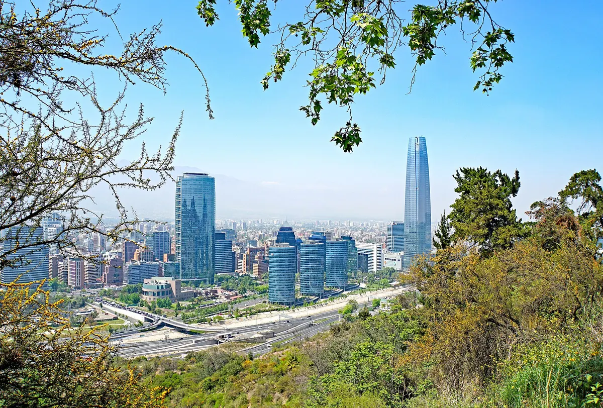 Vista da cidade de Santiago com a Cordilheira dos Andes ao fundo