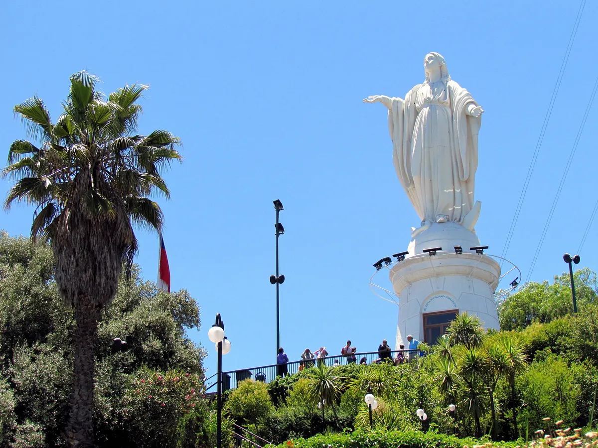 Estátua da Virgem no topo do Cerro San Cristóbal