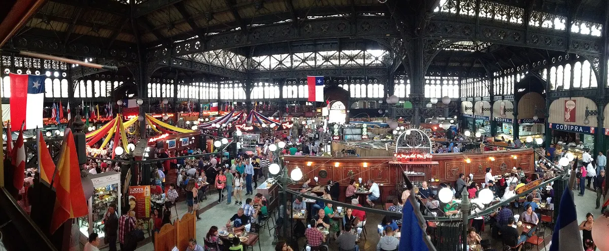 Interior do Mercado Central de Santiago, com bancas e restaurantes